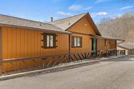 Sky High Retreat - Epic Views, Hot Tub, King Suites, Game Loft, Pet-Friendly