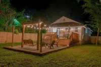 Dreamy Getaway 2br|2ba, Relaxing Backyard w/ Mural