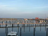 Vacation home close to the beach with patio cover; fiberglass; garden; parking at the house