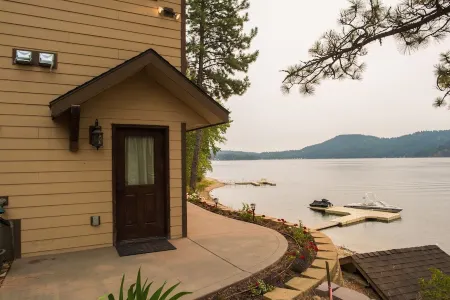 Private lake house on Deer Lake