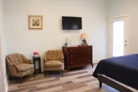 Beautiful waterfront home on a private cove in Lake Keowee w/ hot tub