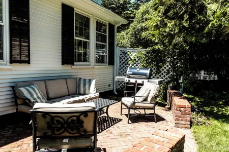 Historic Landmark Colonial In Heart Of Edgartown Отели в г. Эдгартаун