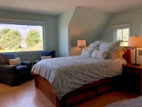 Sea Sparkle: Sunny Village Cottage With Artist Studio And Panoramic Ocean Views