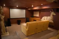 Private Luxury Retreat: In-home Theatre, Hot Tub, Gym, Game Room, and Zebra!
