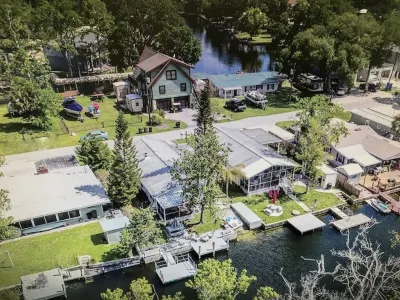 PIRATES COVE - Bikes, Kayaks, Outdoor Grill, Boat Dock, and more included......