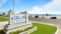 Updated 1-bedroom on Galveston’s seawall with ocean view, children’s bunks, wifi