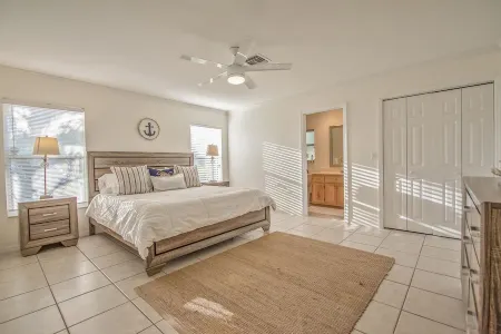 3/2 Beach House Close to Beach: Kid and Pet Friendly!
