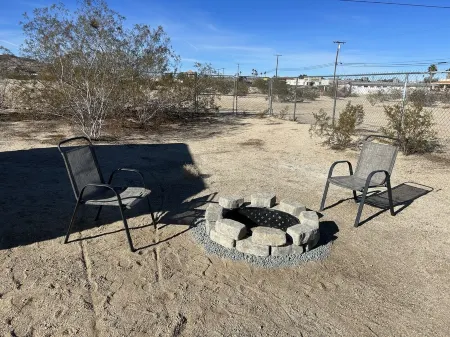 Cozy Modern 2BR House Отели в г. Туэнтинайн-Палмс