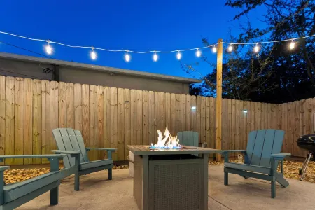 *Fall Dates*-Large Private Pool-Fire Pit-Walk to Beach-Dog Friendly-King Beds