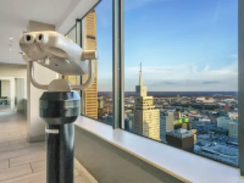 Apt w Parking Pool Gym Projector Desk Gym CityView