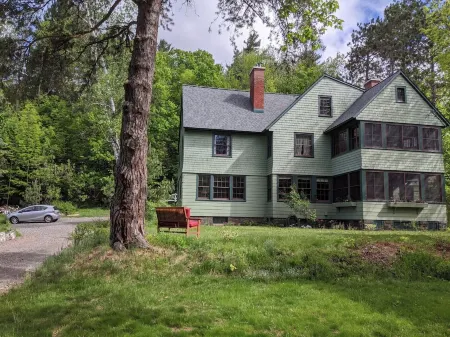 Adirondack Artist Retreat -spacious 5 bedroom w/ 9 person hot tub and more! Отели в г. Саранак Лейк
