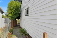 Charming 1-Bedroom House in Lovely Burien with  High Speed WiFi,