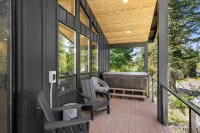 Downtown Govy Lodge, 4 bedroom with Hot Tub, AC, WiFi and Game Room! Hotels in Government Camp