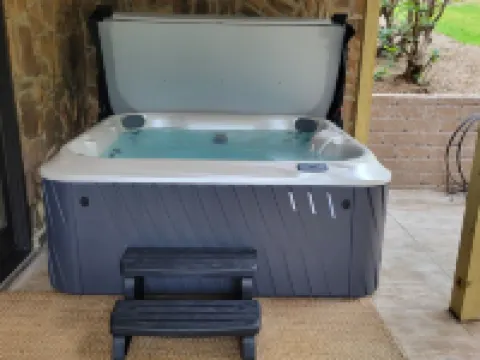 Charming home in Seven Devils. Close access to tubing, ziplining, & hiking. Hotels in Seven Devils