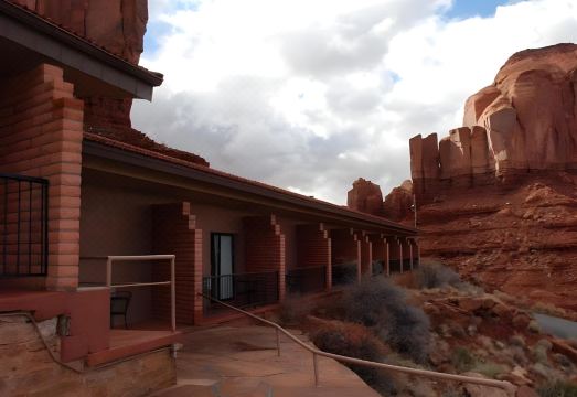 2. 굴딩스 로지..