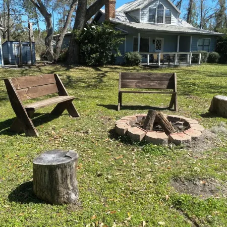 Beautiful 2 story house overlooking the water. Has arcade & Close to the springs
