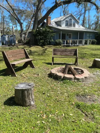 Beautiful 2 story house overlooking the water. Has arcade & Close to the springs