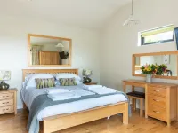 Honeysuckle lodge - sleeps 4/5 with wood burner and private hot tub Hotels in Cheddar