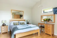 Honeysuckle lodge - sleeps 4/5 with wood burner and private hot tub