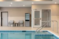 avid hotel OAK CREEK by IHG - piscina