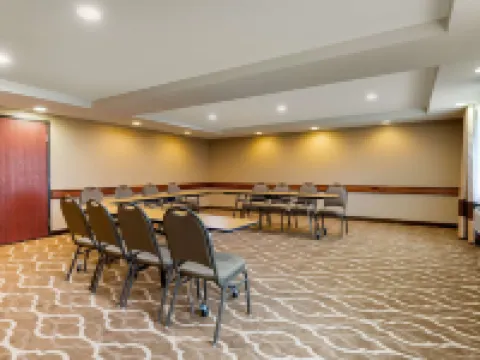 Comfort Inn & Suites Hotels in Milford