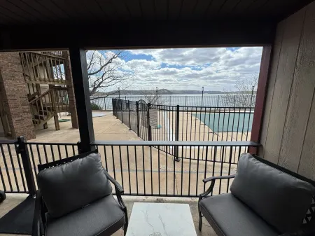 Renovated 2-bed / 2-bath condo POOLSIDE & LAKEFRONT!