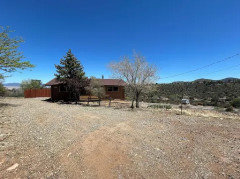 Cozy log cabin with stunning views, only 10 minutes from downtown Prescott.