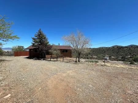 Cozy log cabin with stunning views, only 10 minutes from downtown Prescott. Отели в г. Явапаи