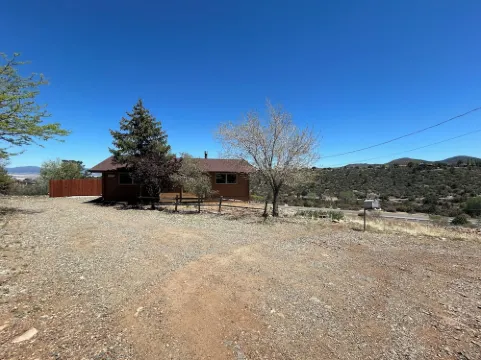 Cozy log cabin with stunning views, only 10 minutes from downtown Prescott.