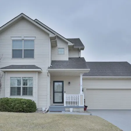 Entire Home-Beautiful 4BR, 3.5BA Retreat in Ankeny, Iowa 2 King Beds, Fenced, AC
