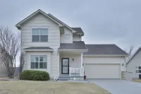 Entire Home-Beautiful 4BR, 3.5BA Retreat in Ankeny, Iowa 2 King Beds, Fenced, AC - balcony
