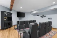 Riverfront Chalet on 5 acres~GameRoom~Spa~Gym~Firepit~Theater~2min to CrystalMtn Hotels in Springdale Township