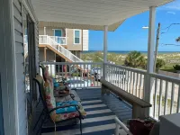 Ocean view - Boatman’s Beach House! Steps to St. Augustine Beach. Sleeps 7-9.