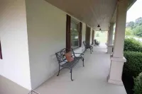 Escape to Center Valley's 3-bedroom vacation home, 13 min to Dorney Park