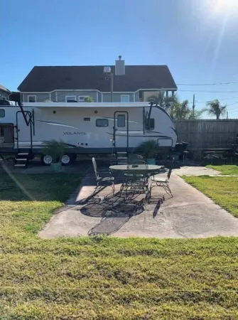 “Big Shirley” in Sunny San Leon