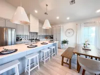 Minutes to Beach, restaurants, shopping, night life with heated cocktail pool.