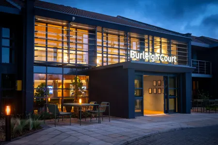 Burleigh Court Hotel and Leisure Отели рядом с достопримечательностью «New Life Community Church»