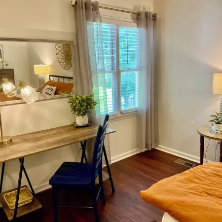JET'S HANGAR:  WALKABLE, PET-FRIENDLY, RENOVATED Game Day Townhome!