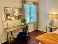 JET'S HANGAR:  WALKABLE, PET-FRIENDLY, RENOVATED Game Day Townhome!