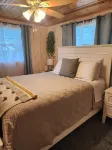 Upscale Hidden Jewel 2 miles to Nokomis Beach!