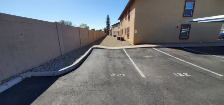 Chic 2BR Oasis: Prime Locale! Отели рядом с достопримечательностью «Аризона Музеум оф Нэчурал Хистори»