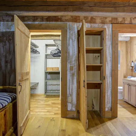 "Timber Lodge", Rustic 4BR Log Cabin + Guesthouse