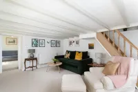 Stylish 4-Bed Cottage with Garden & Wood-Burner Hotels in Saint Martin-in-Meneage