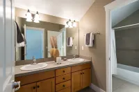 Seattle Vacation Home: Off the Wall