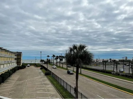 Ocean Views steps to beach - Shoreline Stays 29 Отели рядом с достопримечательностью «Муди Гарденс»