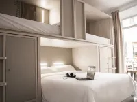 Room Salvador Hotels in der Nähe von La Adriatica Gebäude