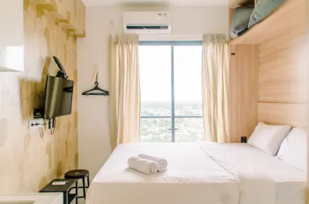 Cozy and Minimalist Studio at Sky House BSD Apartment Отели в г. Cisauk