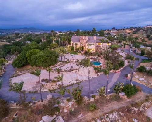 Castle on a hill, breathtaking views, surrounded with pools, trees, and lawn Hotels in Ramona