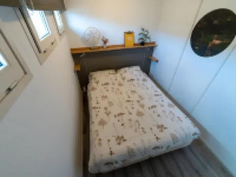 Canal-Side Stay, Giethoorn Hotels in Giethoorn