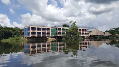 Lamanai Hotel & Marina فنادق في 
